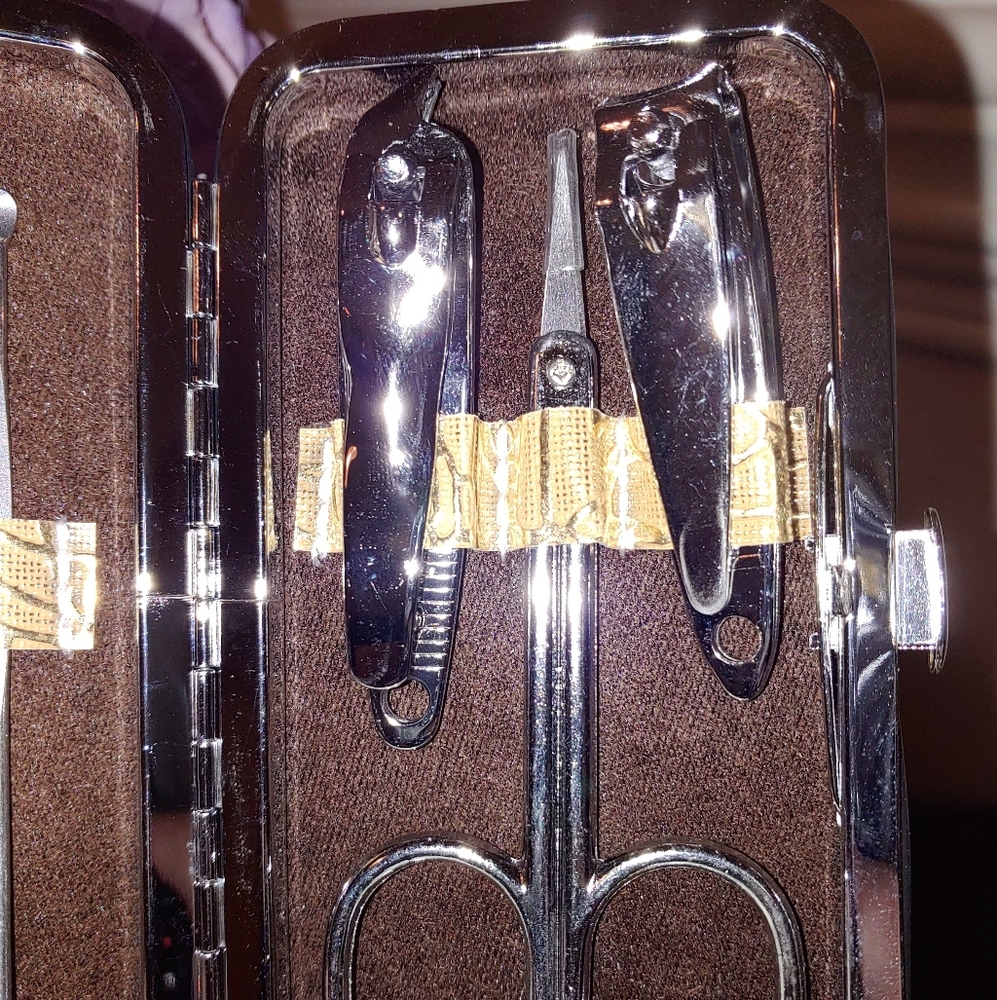 Manicure Kit - Picture 5 of 6